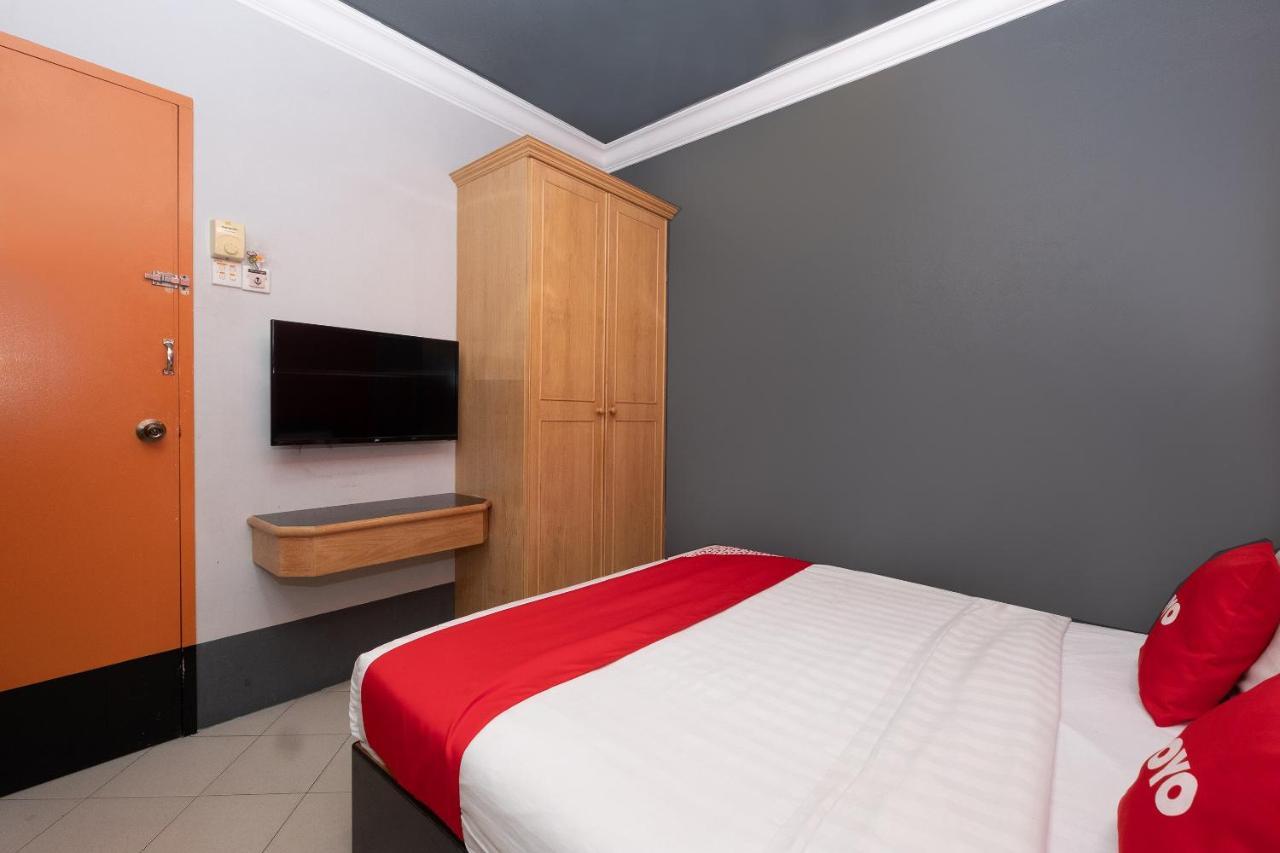Oyo 90050 V Hotel Teluk Intan Exterior photo