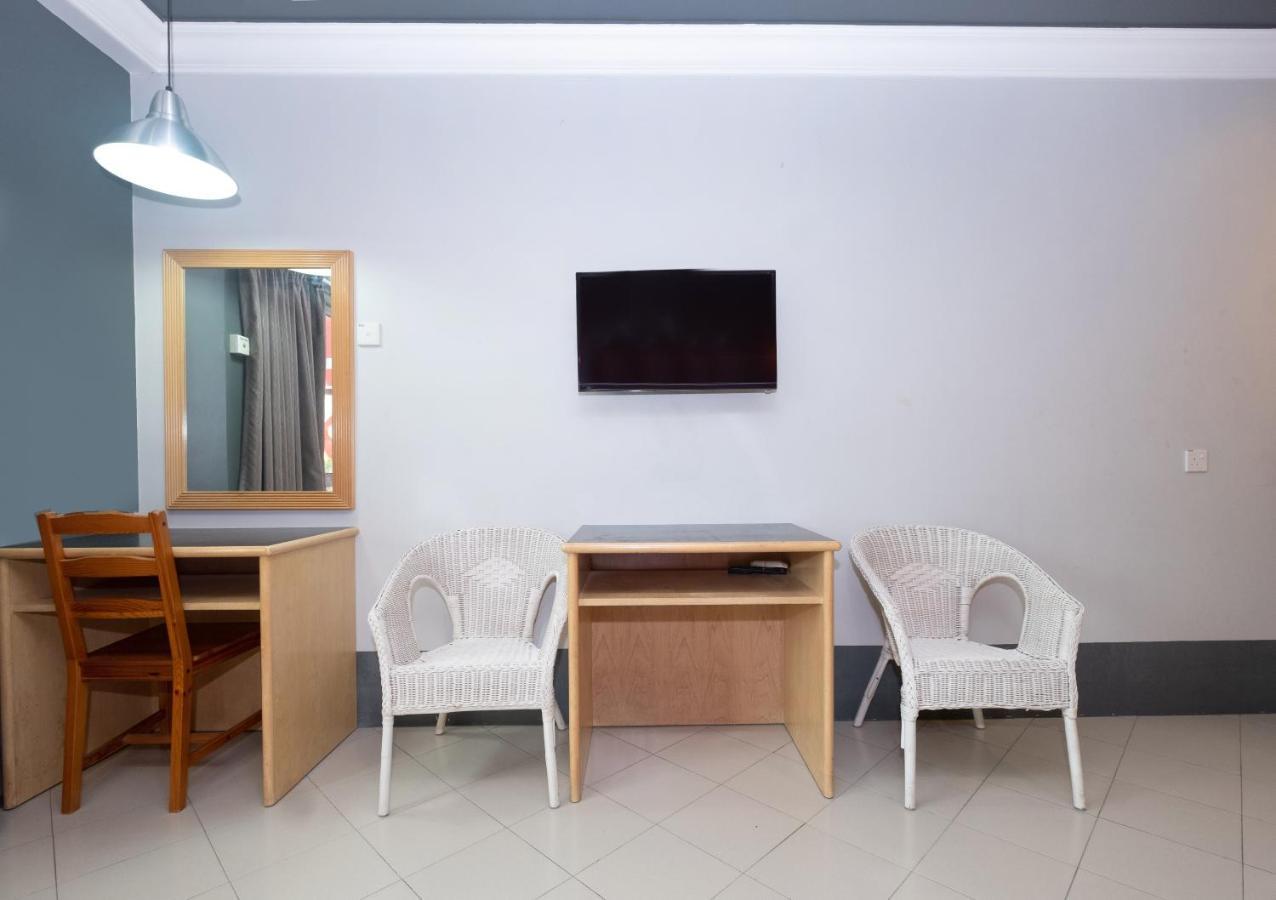 Oyo 90050 V Hotel Teluk Intan Exterior photo